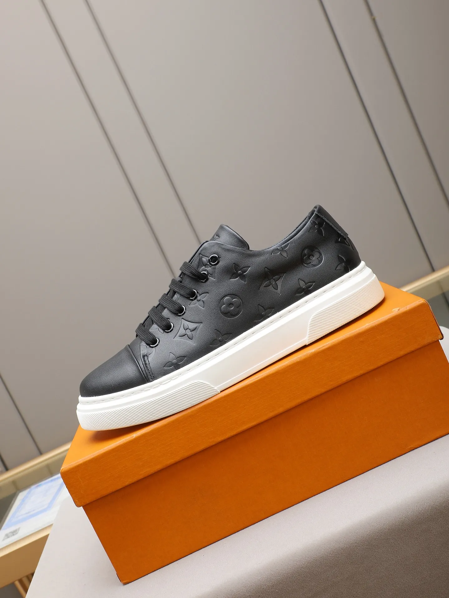 The main model 👍👍👍P420 is the new LOUIS VUITTON [Luden Yiwei]——LV upper [Lv]🇮🇹Imported first-layer cowhide embossed🇩🇪Inside imported sheepskin lining ➕Non-slip and wear-resistant outsole. Every man's identity is reflected in his elegant and stable upper shoes🚶🏻🚶🏻📯 No matter the wind or rain, the shoe last remains unchanged and can stand the test of time🔍️. ——Code number: 38-44 (45 can be customized)